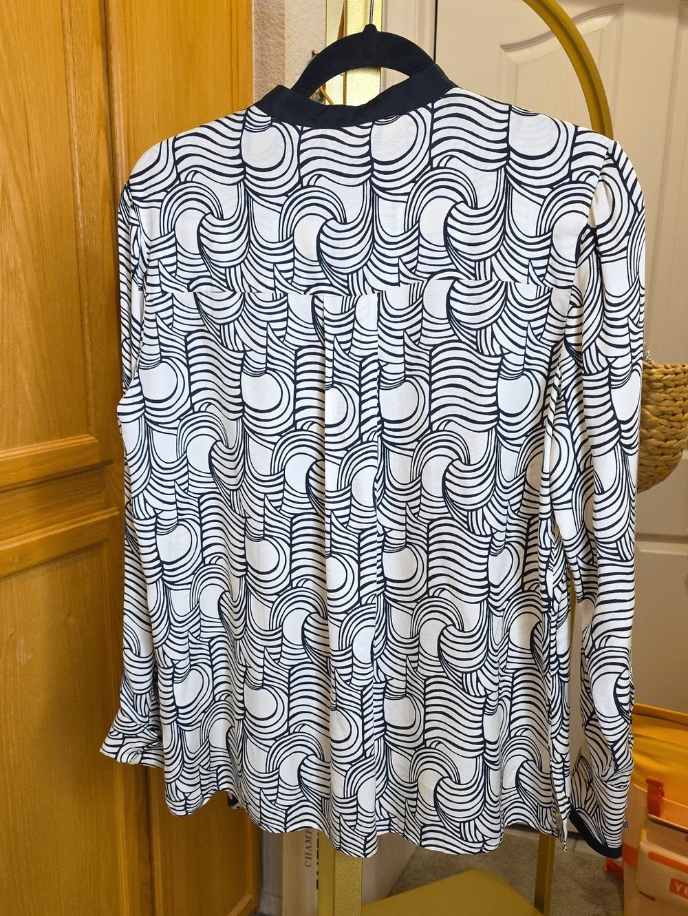 Reiss Cream and Black Wave-Print Lightweight Blouse Size 6 - Picture 6 of 12